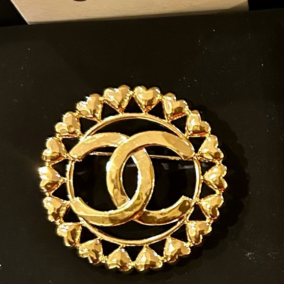 💝Auth Brand New Chanel Gold CC Brooch 💝 - Picture 2 of 7
